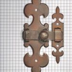 Grote deurschuif met vanger ijzer geroest