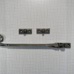 Raamuitzetter met krul, ijzer blank