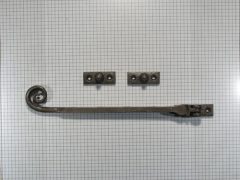 Raamuitzetter met krul, ijzer geroest.