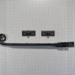 Raamuitzetter met krul, ijzer zwart