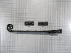 Raamuitzetter met krul, ijzer zwart