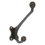 Hoed en jashaak met bolletje, bewerkt, messing antiek