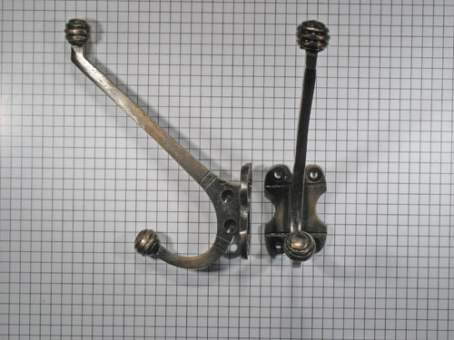 Hoed en jashaak met bolletje, bewerkt, messing antiek - Afbeelding 2