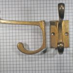 Hoed en jashaak met rechthoekige achterplaat, brons antiek