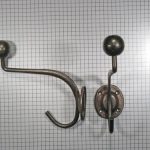 Hoed en jashaak met ronde knop, ijzer geroest