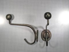 Hoed en jashaak met ronde knop, ijzer geroest