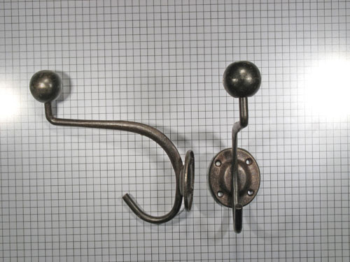 Hoed en jashaak met ronde knop, ijzer geroest