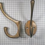 Hoed en jashaak, brons antiek