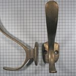 Hoed en jashaak, brons antiek