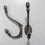 Hoed en jashaak met eikel, ijzer geroest