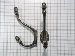 Hoed en jashaak met eikel, ijzer geroest