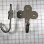 Kapstokhaak enkel, klaverblad, ijzer geroest