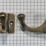 Kapstokhaak klein, brons antiek