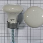 Porseleinen knop wit met blank ijzeren voet 30 mm