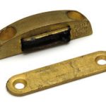 Magneetsnapper Neptune opschroevend 4kg zamak mat vermessingd