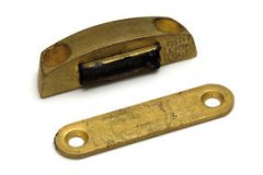 Magneetsnapper Neptune opschroevend 4kg zamak mat vermessingd