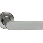 Intersteel deurklink massief Strak-elegant op rozet met ring met veer rvs