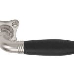 Deurklink Stokstraat mat nikkel/Ebbenhout op Klaver Rozet