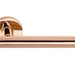 Deurklink BASICS LBVII-19 op ronde rozet PVD gepolijst Koper