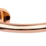 Deurklink BASICS LBXIV op ronde rozet PVD gepolijst Koper