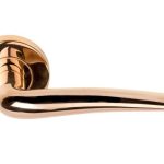 Deurklink BASICS LBXX op ronde rozet PVD gepolijst Koper