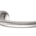 Deurklink BASICS LBXIV op ronde rozet mat rvs