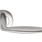 Deurklink BASICS LBXV op ronde rozet mat rvs