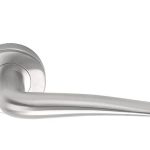 Deurklink BASICS LBXX op ronde rozet mat rvs