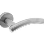 Intersteel deurklink gebogen met geveerde rozet ATP rvs