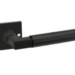 Deurklink Aston op Vierkant rozet Aluminium zwart