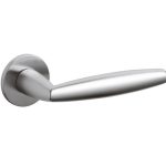 Olivari deurklink Aurelia op rozet chroom mat