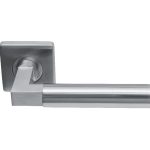 Deurklink Bauhaus op vierkant rozet massief rvs