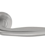 Deurklink Sigaar model op ronde rozet mat rvs