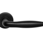 Deurklink Sigaar op rozet rvs/zwart