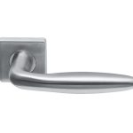 Deurklink Sigaar model op vierkant rozet massief rvs