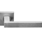 Deurklink Basis Rechthoek op geveerd rozet mat rvs