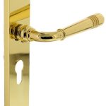 Intersteel deurklink Helena op schild PC72 messing Gelakt