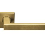 Deurklink Basis Rechthoek op geveerd rozet PVD mat Goud