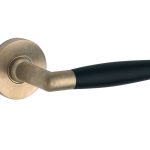 Deurklink op geveerd rozet Ton ebben/Vivo messing antiek