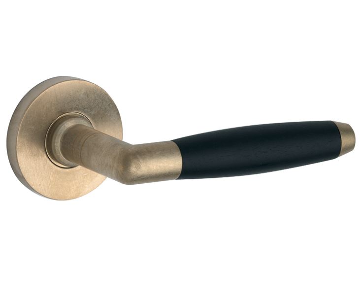 Deurklink op geveerd rozet Ton ebben/Vivo messing antiek