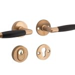 SKG3 kruk/kruk op rozet Ton Rechts + kerntrekbeveiliging messing antiek