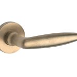 Deurklink op geveerd rozet Dudok/Vivo messing antiek