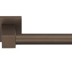 Deurklink BOBBY EK101G Massief geveerd op rozet brons