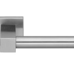 Deurklink BOBBY EK101G Massief geveerd op rozet mat rvs