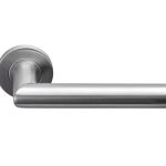 Deurklink BASIC LBIIL-22 EN1906 op ronde rozet mat rvs