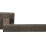 Deurklink BASIC BSQ2-G op vierkant rozet brons