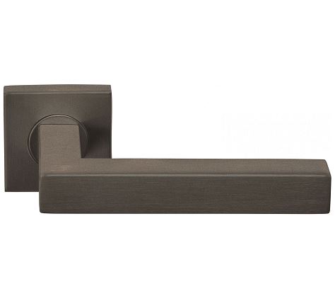 Deurklink Basis Vierkant op geveerd rozet brons