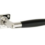 Deurklink op geveerd vierkant rozet Ton ebben glans nikkel