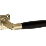 Deurklink op ongeveerd vierkant rozet Ton ebben messing antiek