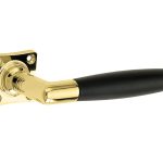 Deurklink op geveerd vierkant rozet Ton ebben messing gelakt